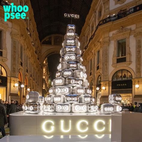 gucci vetrine natale|L'albero di Natale di Gucci in Galleria Vittorio Emanuele II: le .